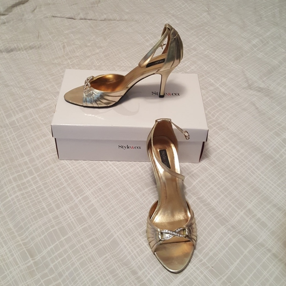 Gold stiletto with 3.5 inch heels